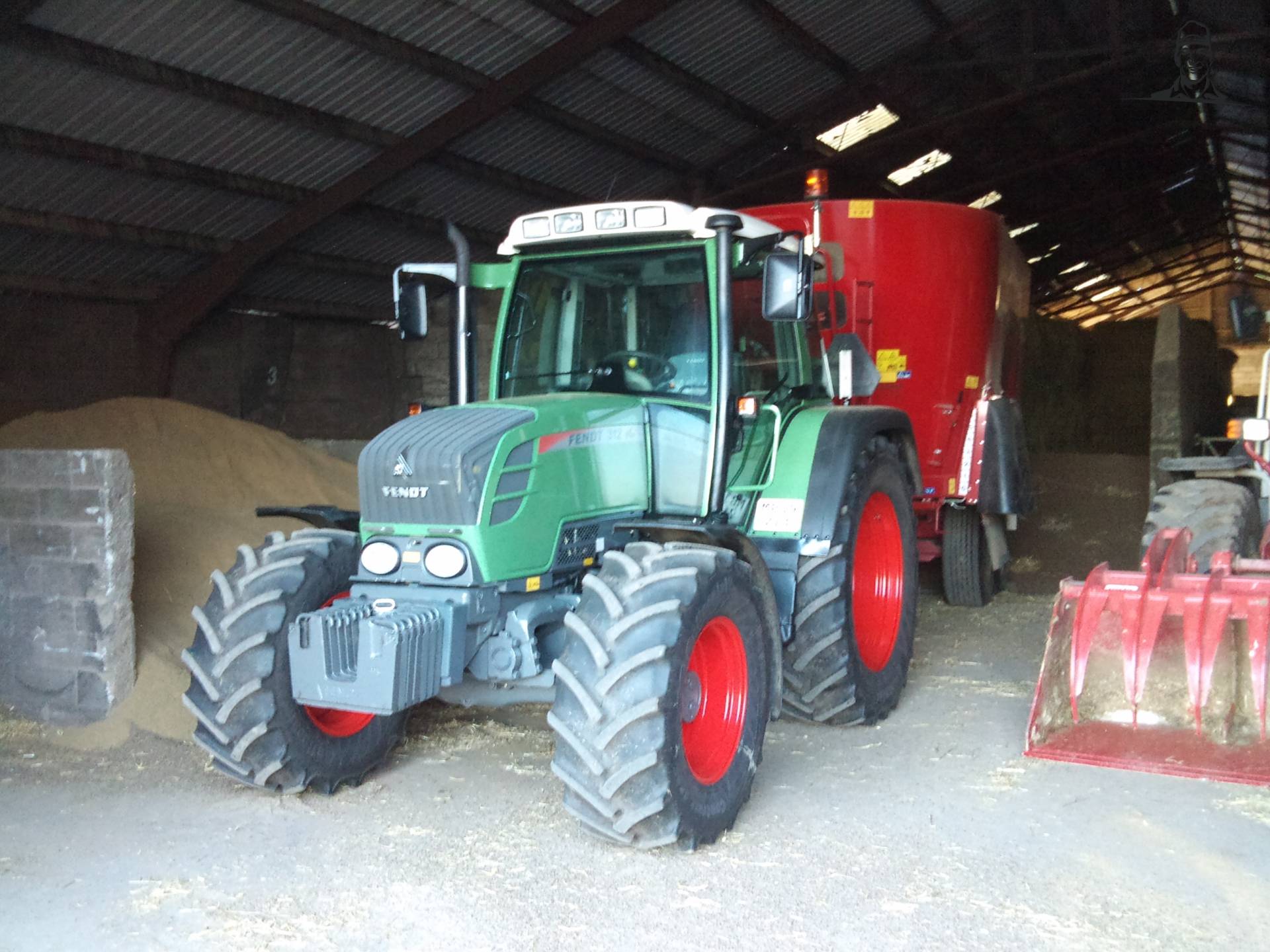 Fendt 312 Vario met Trioliet 26 kuubs mengwagen van Wimbo
