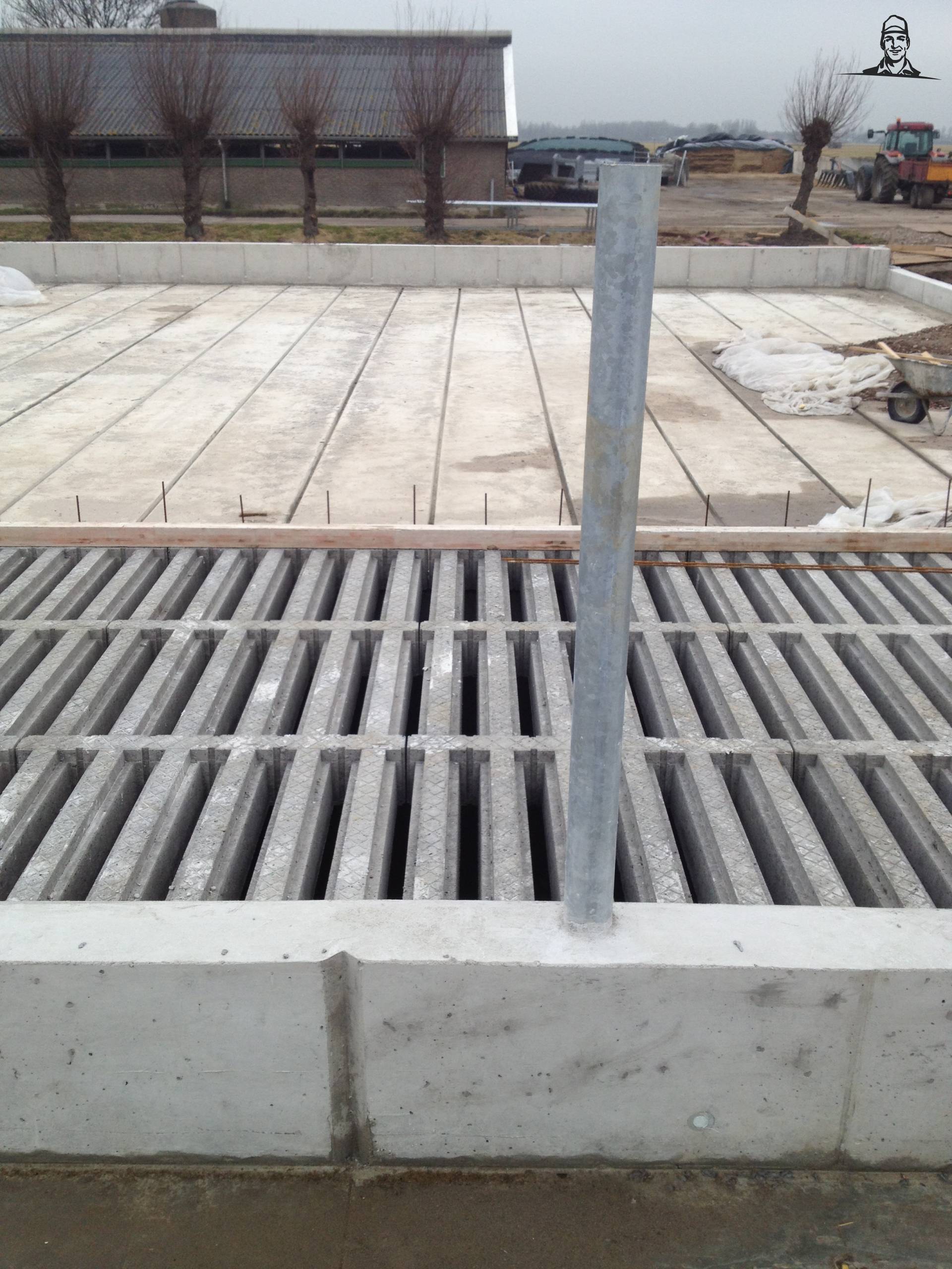 Vrijloopstal HooglandFarm - de vloer is dicht - roosters liggen erop 3 van Grasbaal