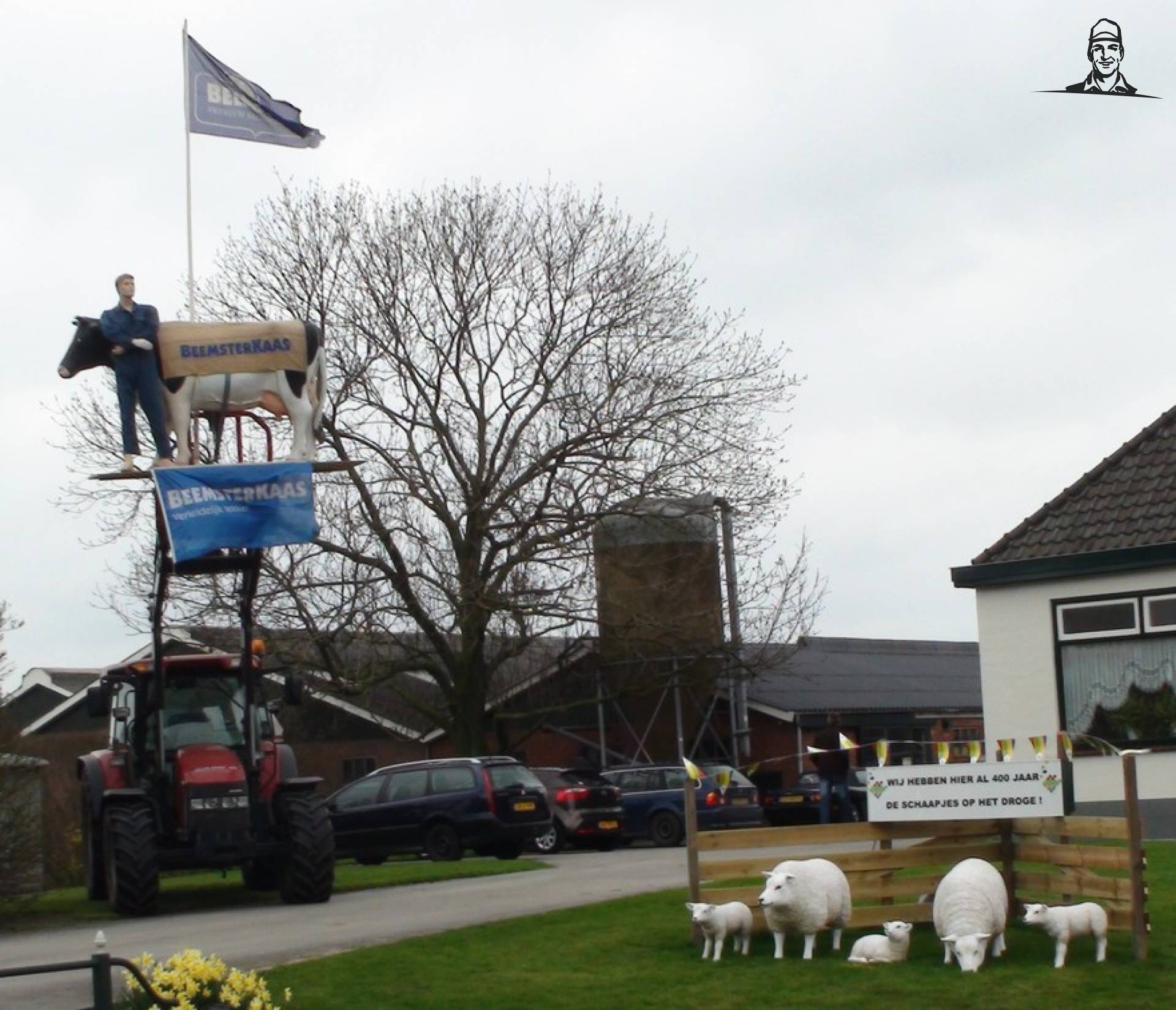 Kunstkoe de hoogte in van Grasbaal