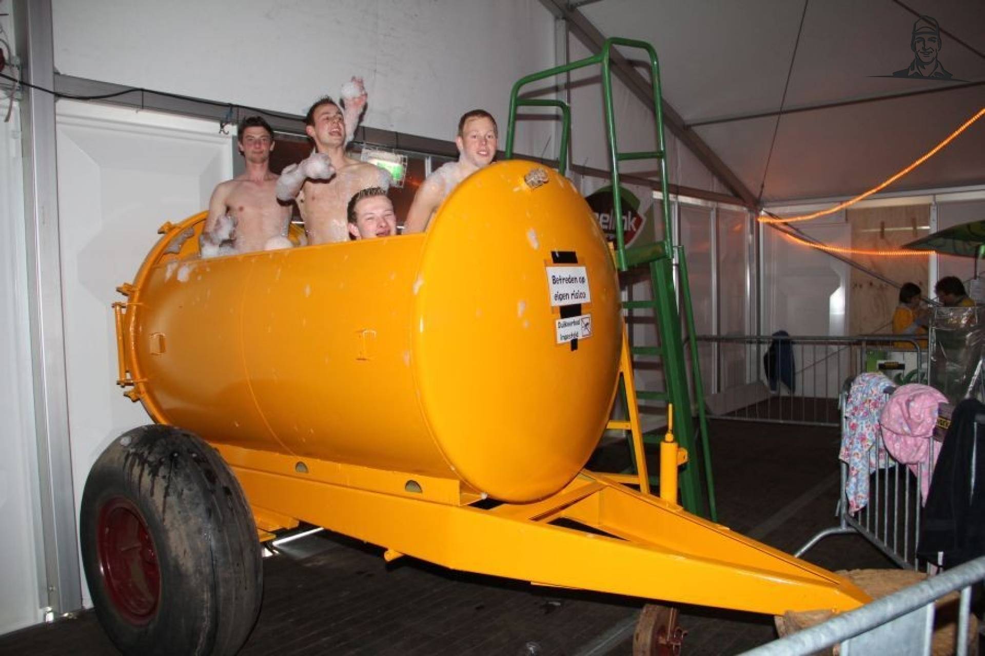 Toch wel leuk wat je allemaal met een omgebouwde giertank kan doen van FacebookGrazer