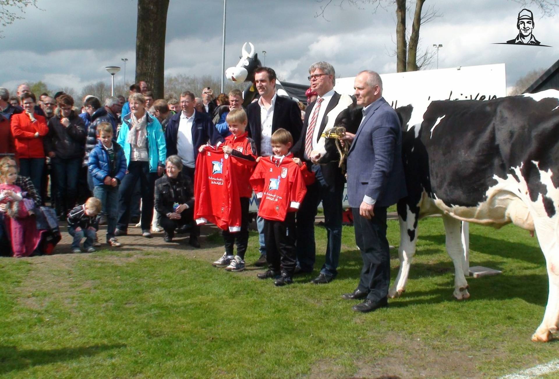 Met hulp van een koe werd het logo onthuld van Grasbaal