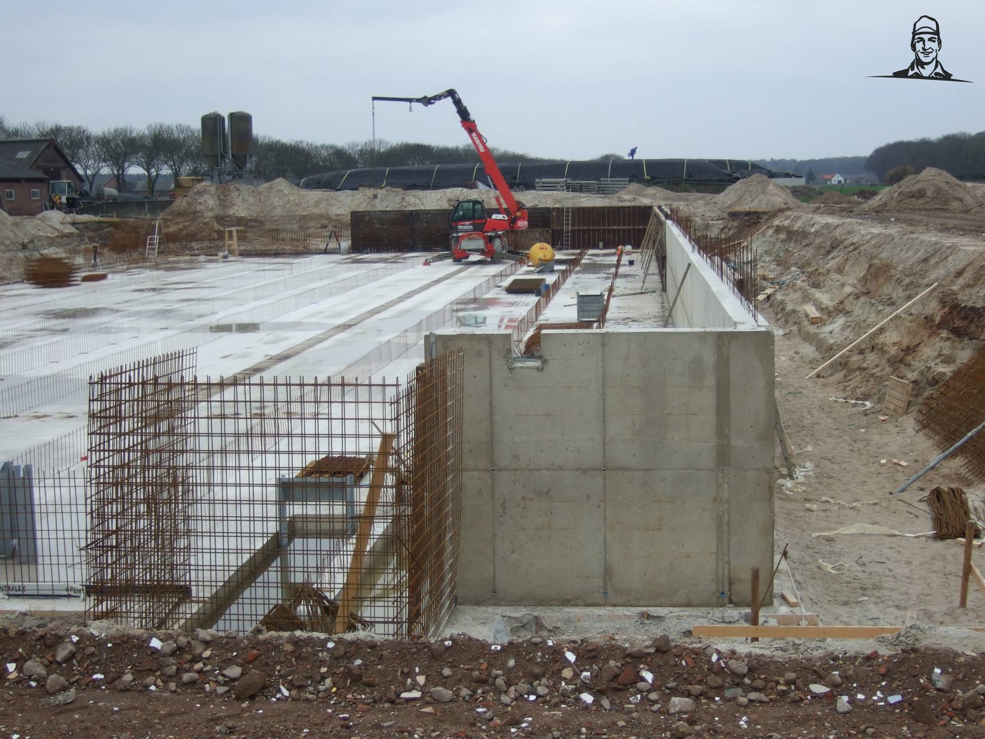 er is al een stuk putmuur klaar van newholland powers