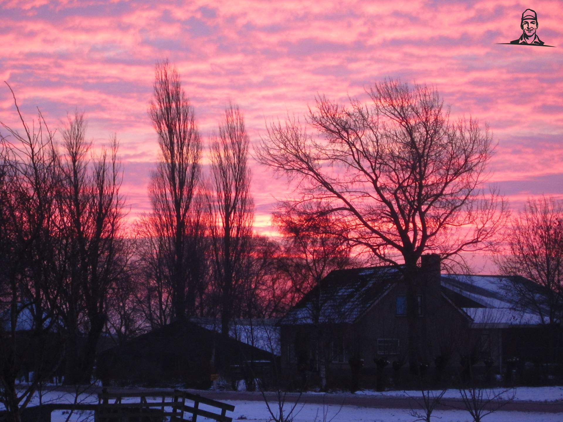 Boerderij van de buren onder een mooie kleurrijke lucht  van Valtrapowerr
