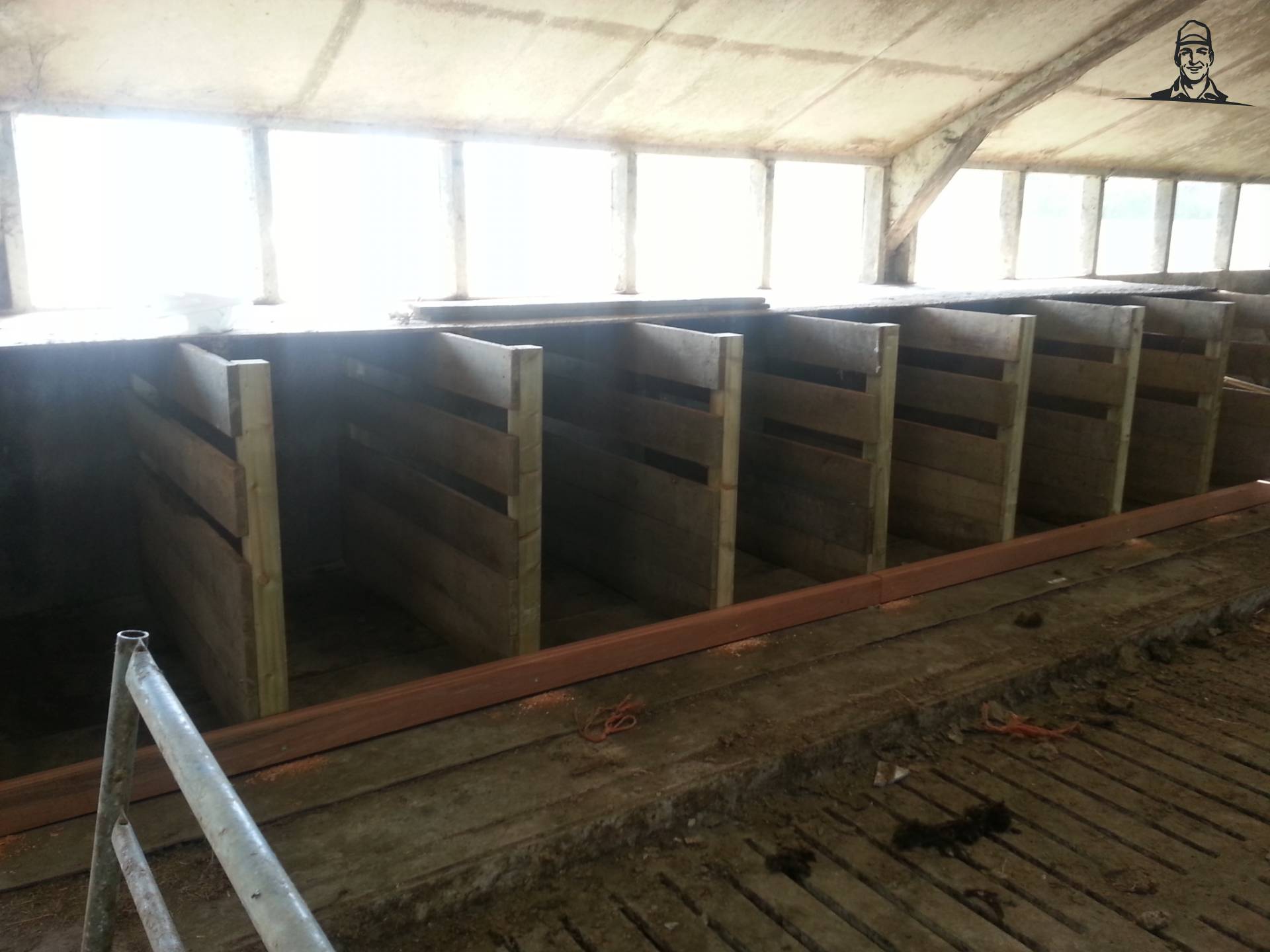 Houten jongveeboxen van Grasbaal