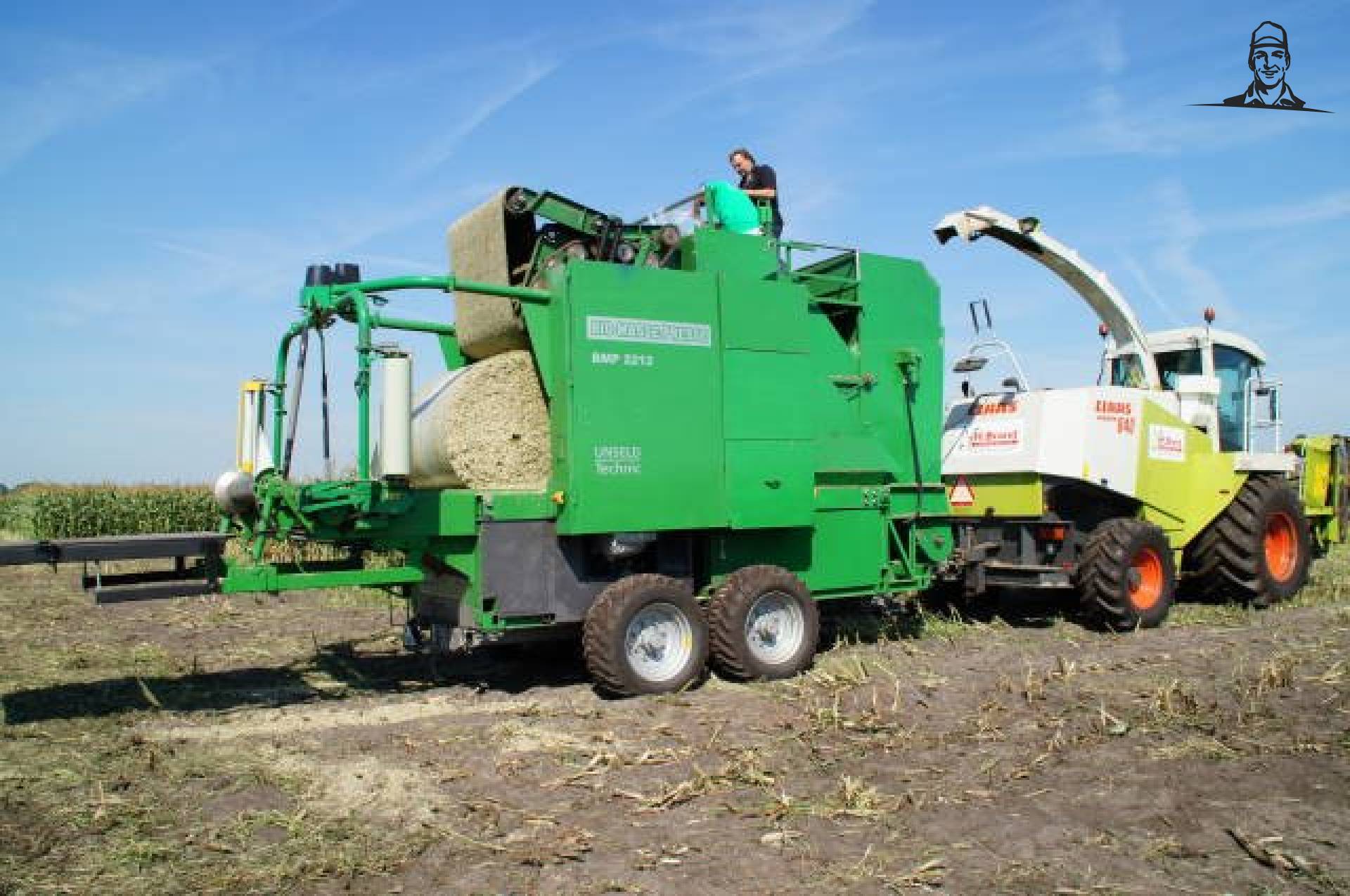 Maishakselen en balen persen in Ã©Ã©n werkgang. van maisboerke