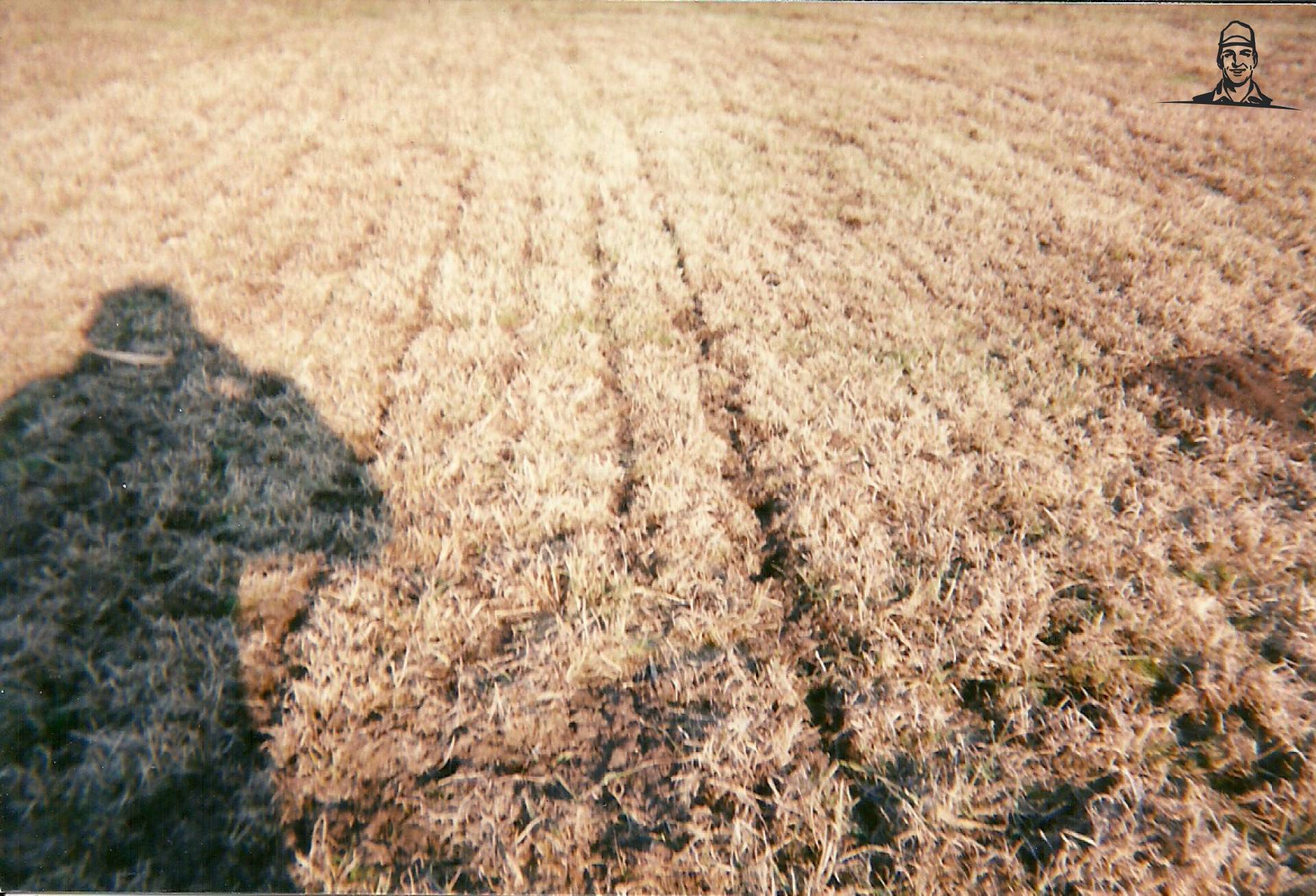 Verwoesting land door zodenbemester (sleufkouter) van mts Postma