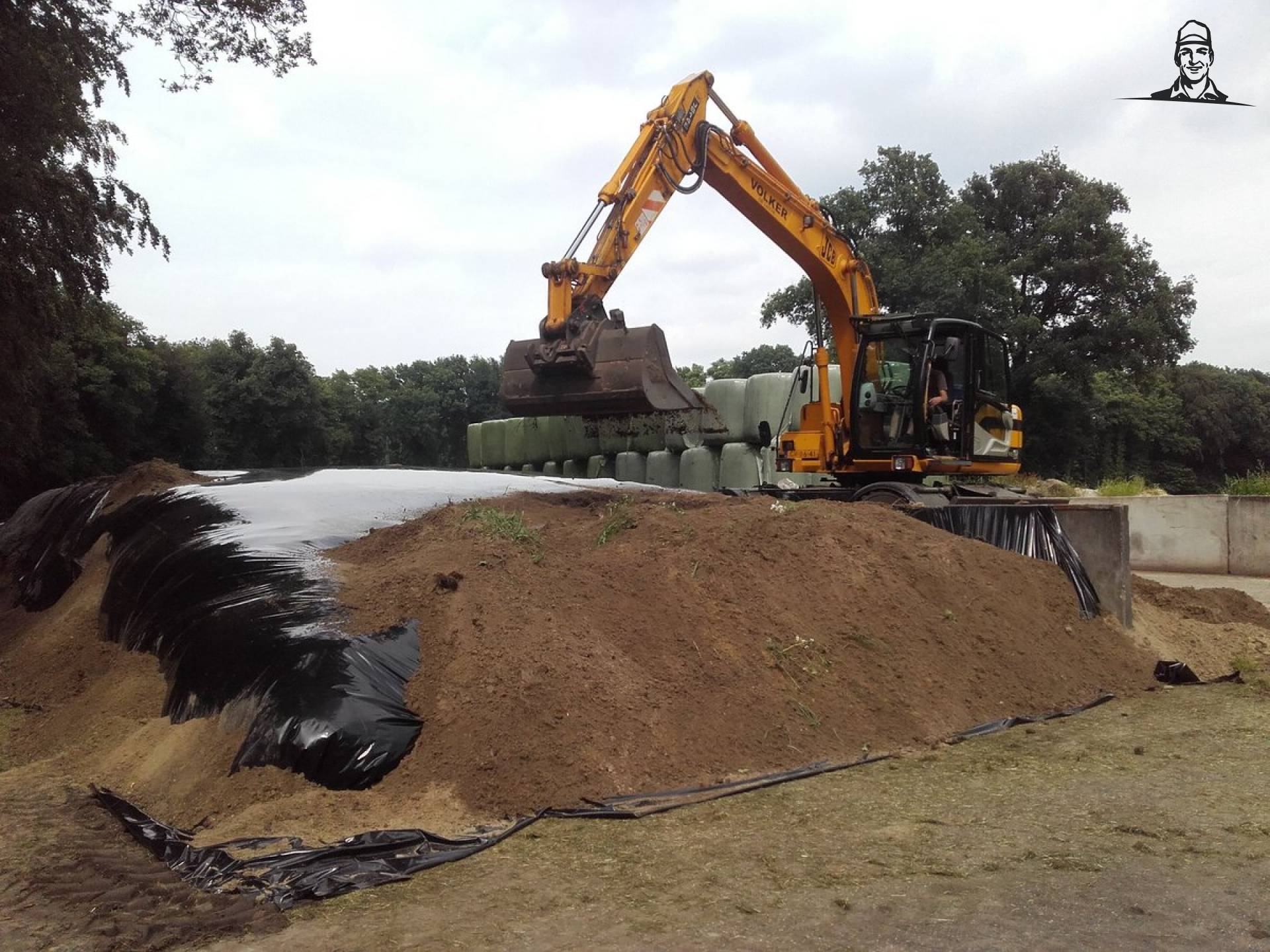 En t zand erop en klaar is de graskuil voor t winter @VolkerBV  van Nieuwsgrazer
