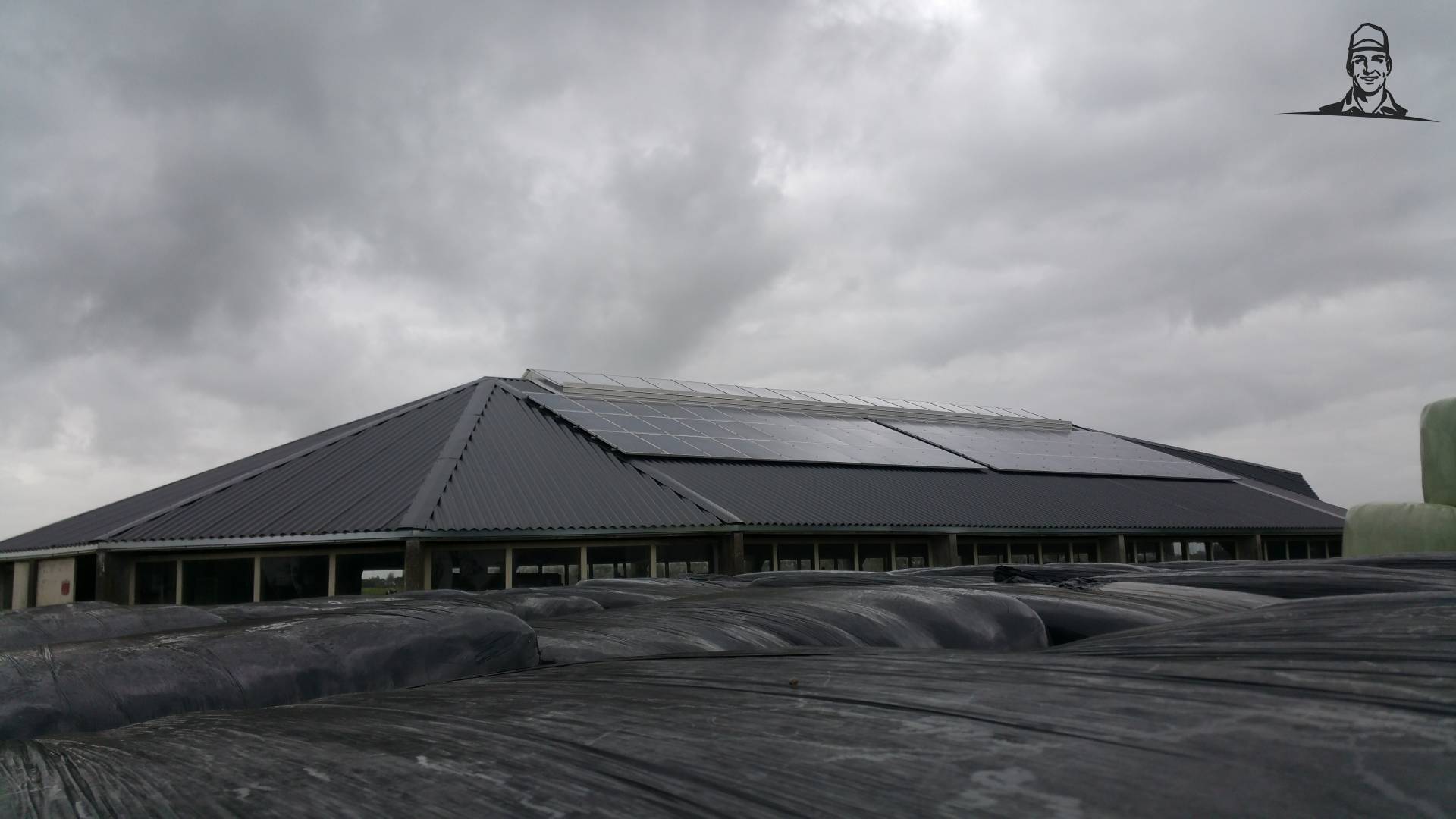Splinternieuw gerenoveerd dak, geïsoleerde platen met zonnepanelen erboven