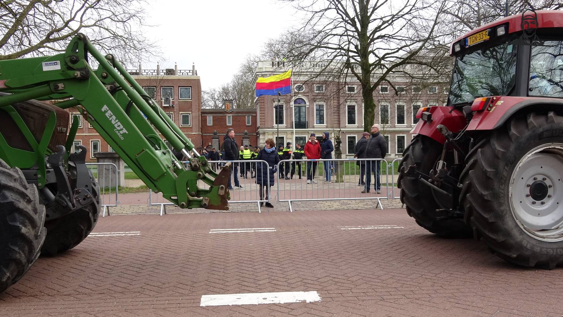 De eerste trekkers met protesterende boeren zijn aangekomen bij het provinciehuis in Haarlem....