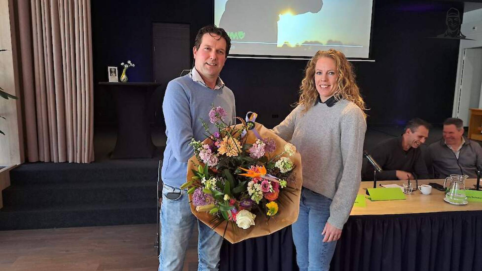 Harmen Endendijk neemt de felicitaties van NMV-secretaris Gertruud Portegies in ontvangst na zijn...