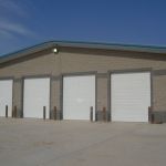 buiten kant gebouw melktanks